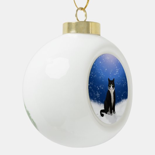 Tuxedo Cat in de sneeuw Keramische Bal Ornament (Links)
