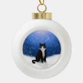 Tuxedo Cat in de sneeuw Keramische Bal Ornament (Voorkant)