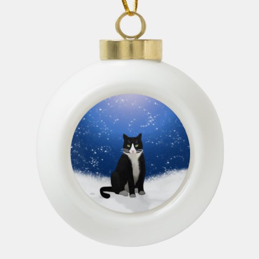 Tuxedo Cat in de sneeuw Keramische Bal Ornament (Voorkant)