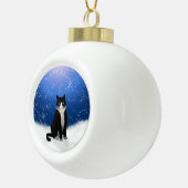 Tuxedo Cat in de sneeuw Keramische Bal Ornament (Rechts)