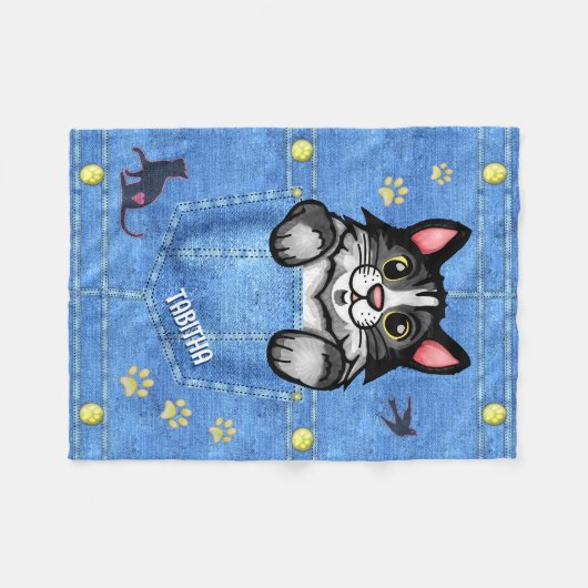Tuxedo Cat in Faux Denim Pocket met eigen naam Fleece Deken (Voorkant (Horizontaal))
