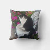 Tuxedo Cat Maroon Dark Pink Cats and Flowers Kussen (Achterkant)