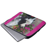 Tuxedo Cat Maroon Dark Pink Cats and Flowers Laptop Sleeve (Voorkant onderkant)