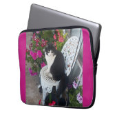Tuxedo Cat Maroon Dark Pink Cats and Flowers Laptop Sleeve (Voorkant Links)