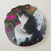 Tuxedo Cat Maroon Dark Pink Cats and Flowers Rond Kussen (Achterkant)