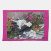 Tuxedo Cat Maroon Dark Pink Cats and Flowers Theedoek (Horizontaal)