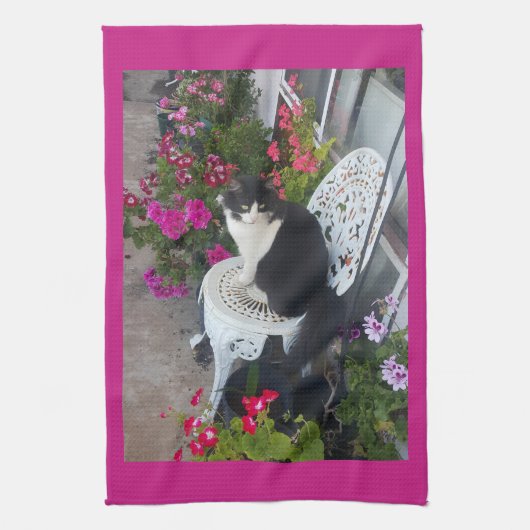 Tuxedo Cat Maroon Dark Pink Cats and Flowers Theedoek (Verticaal)