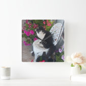 Tuxedo Cat Maroon Dark Pink Cats and Flowers Vierkante Klok (Huis)