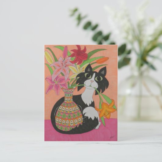 Tuxedo Cat met gelilies Briefkaart (Staand voorkant)