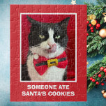 Tuxedo Cat Red Kerstpuzzel Legpuzzel<br><div class="desc">Deze schattige smoking kat kerstpuzzel is voorzien van een foto van een smoking kat met haar tong uit het dragen van een kerstboog. Onder de foto staan de woorden: "Iemand at de koekjes van de kerstman." Dit is een geweldige puzzel voor de kattenliefhebber. Copyright peachesthetuxedocat</div>