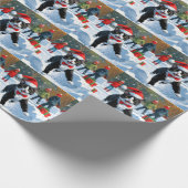 Tuxedo Cat Running in Snow met kerst Pet Cadeaupapier (Hoek)
