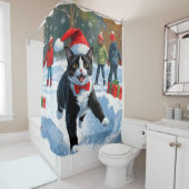 Tuxedo Cat Running in Snow met kerst Pet Douchegordijn (In situ)