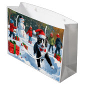 Tuxedo Cat Running in Snow met kerst Pet Groot Cadeauzakje (Achterkant Gekanteld)