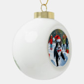 Tuxedo Cat Running in Snow met kerst Pet Keramische Bal Ornament (Links)