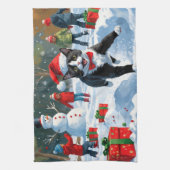 Tuxedo Cat Running in Snow met kerst Pet Theedoek (Verticaal)