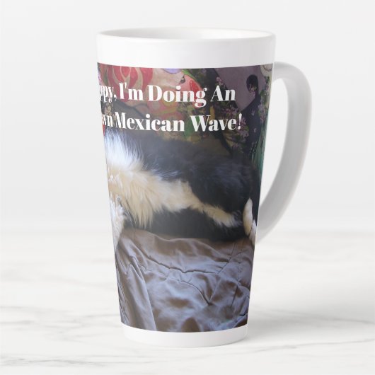 Tuxedo Cat Schattige bezig met een Mexican Wave Fu Latte Mok (Rechterhoek)