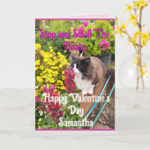 Tuxedo Cat Sniffing Flowers Funny Valentines Day Kaart (Gele Bloem)