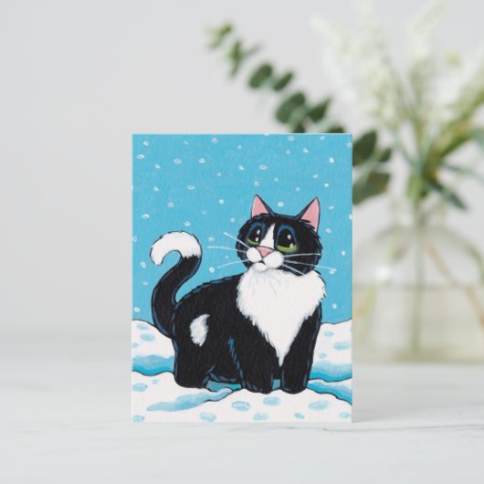 Tuxedo Cat Standing Knee Deep in Sneeuwschilderen Briefkaart (Staand voorkant)