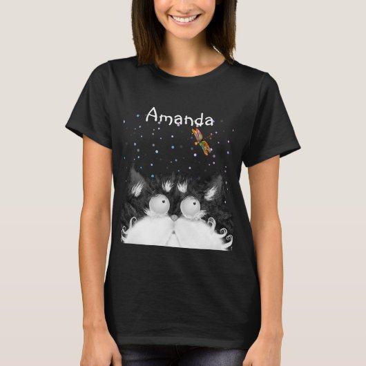 Tuxedo Cat verrast door Dragonfly (Donker) T-Shirt (Voorkant)