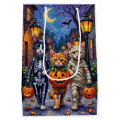 Tuxedo Cats Trick-or-Treating in Halloween Costume Medium Cadeauzakje (Achterkant)