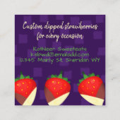 tuxedo-chocolade bedekt met aardbeienvruchtenhande vierkante visitekaartje (Achterkant)