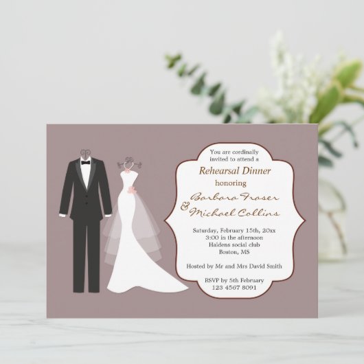 Tuxedo & gown on plum rehearsal Dinner Invitation Kaart (Staand voorkant)