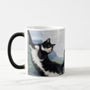 Tuxedo Kat die de goddelijke poot aanraakt         Magische Mok