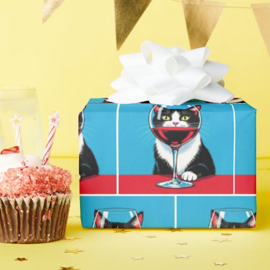 Tuxedo Kat die door een wijnglas staart Cadeaupapier (Verjaardagsfeest)