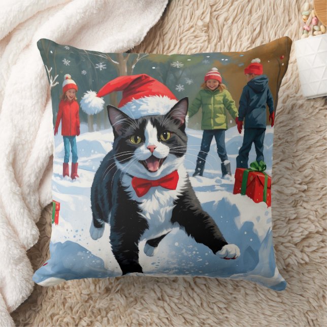 Tuxedo-kat die rent in de sneeuw met kerstmuts kussen (Deken)