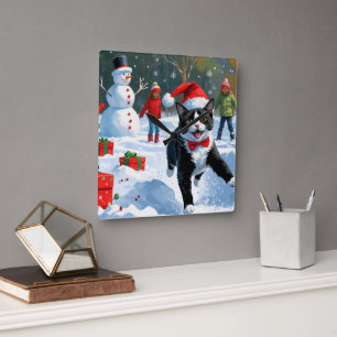 Tuxedo-kat die rent in de sneeuw met kerstmuts vierkante klok