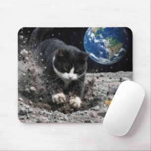 Tuxedo Kat Graaft een Maankrater met Muis Muismat