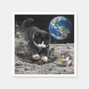 Tuxedo Kat Graaft een Maankrater met Muis Servet