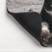 Tuxedo Kat Graaft een Maankrater Muismat (Hoek)