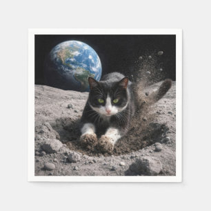 Tuxedo Kat Graaft een Maankrater Servet