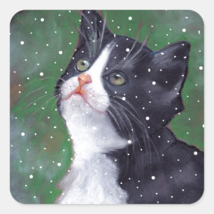 Tuxedo kat kijken omhoog naar sneeuwvlokken, schil vierkante sticker