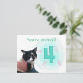 Tuxedo Kat Leeftijd Vier Verjaardagsfeestuitnodigi Kaart (Staand voorkant)