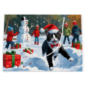 Tuxedo Kat Lopt in de Sneeuw met Kerstmuts Groot Cadeauzakje (Voorkant)