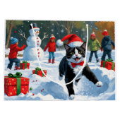 Tuxedo Kat Lopt in de Sneeuw met Kerstmuts Groot Cadeauzakje (Achterkant)