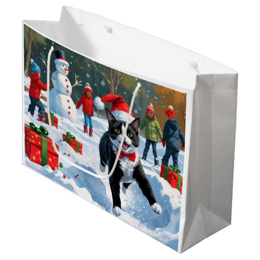 Tuxedo Kat Lopt in de Sneeuw met Kerstmuts Groot Cadeauzakje (Voorkant Gekanteld)