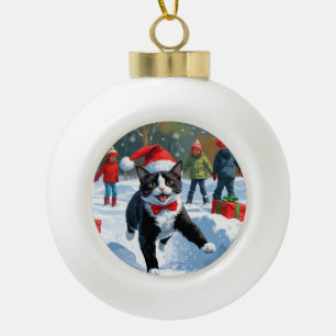 Tuxedo Kat Lopt in de Sneeuw met Kerstmuts Keramische Bal Ornament