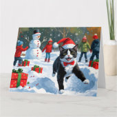 Tuxedo Kat Lopt in Sneeuw met Kerstmuts Kaart (Voorkant)