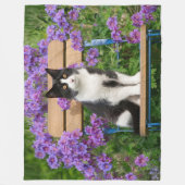 Tuxedo-kat op een tuinstoel met bloemen fleece deken (Voorkant)