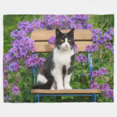 Tuxedo-kat op een tuinstoel met bloemen fleece deken (Voorkant (Horizontaal))