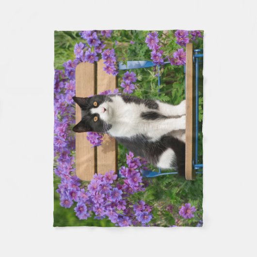 Tuxedo-kat op een tuinstoel met bloemen fleece deken (Voorkant)
