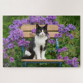 Tuxedo-kat op een tuinstoel met bloemen legpuzzel