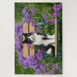 Tuxedo-kat op een tuinstoel met bloemen legpuzzel