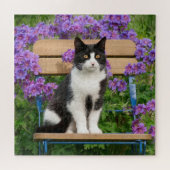 Tuxedo-kat op een tuinstoel met bloemen legpuzzel (Horizontaal)