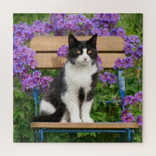 Tuxedo-kat op een tuinstoel met bloemen legpuzzel