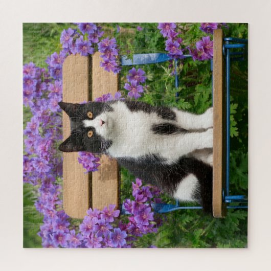 Tuxedo-kat op een tuinstoel met bloemen legpuzzel (Verticaal)