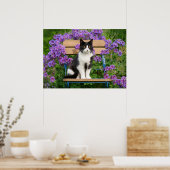 Tuxedo-kat op een tuinstoel met bloemen poster (Keuken)